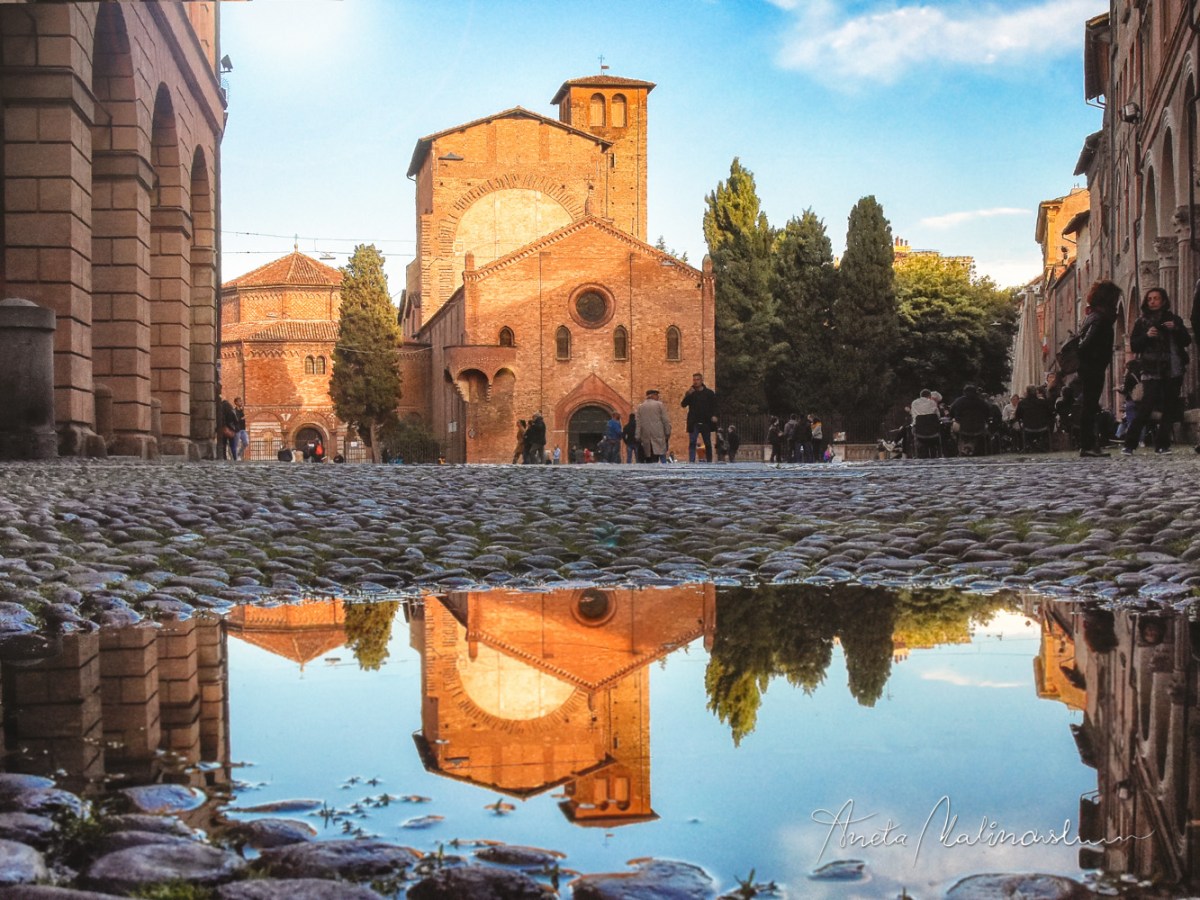 Bologna con riflessi nell’acqua