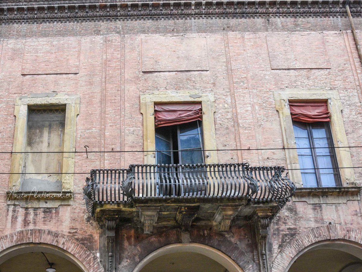 Perche in varie città troviamo le finestre murate e dipinte? Ci sono anche a&nbsp;Bologna?