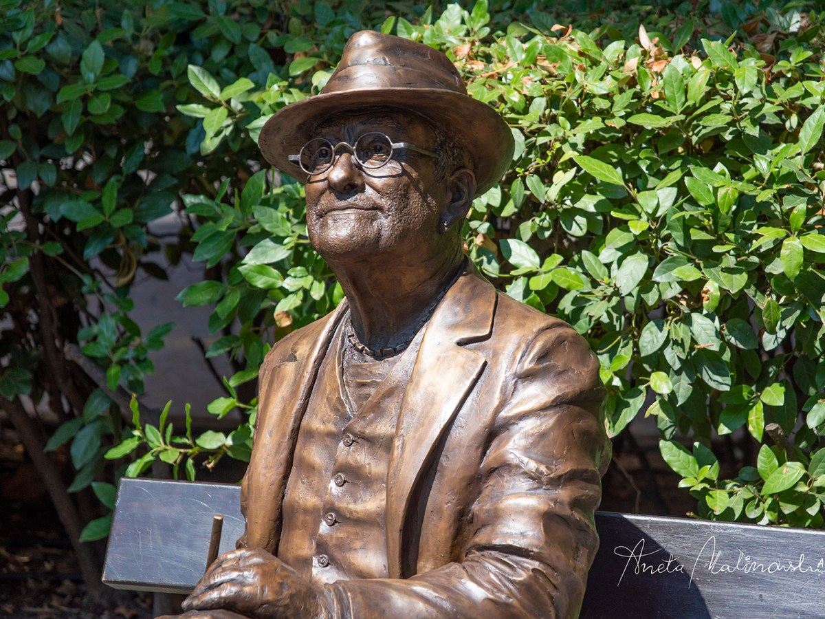 Lucio Dalla tornato in ,,Piazza Grande” seduto su una&nbsp;panchina.